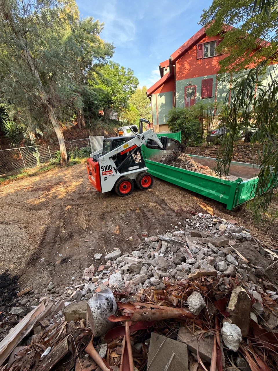 Bobcat Smaltitaly durante il carico dei calcinacci; colore del cassone ritoccato in verde