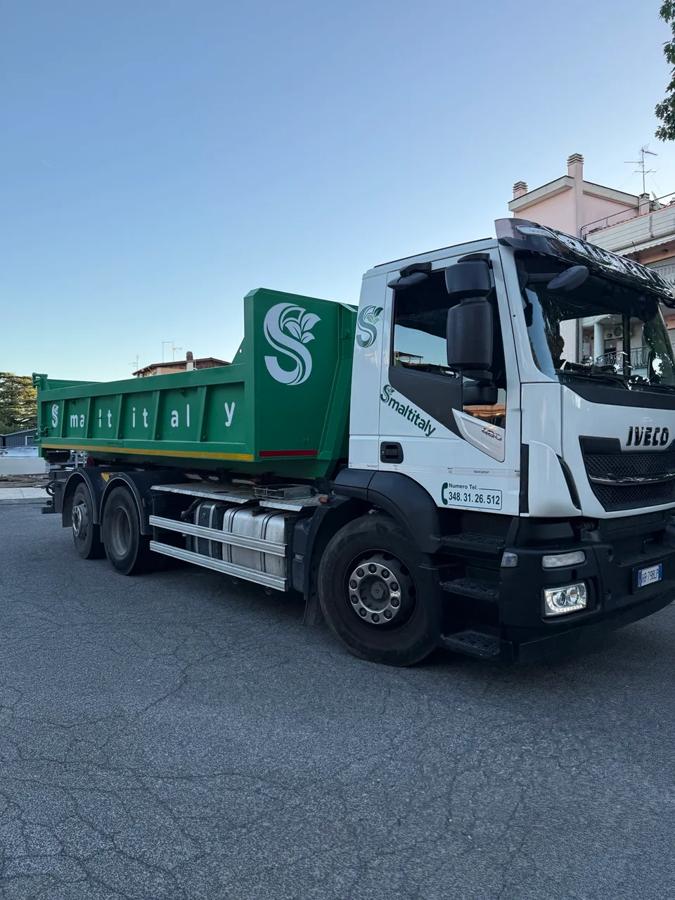 Camion Iveco Smaltitaly con cassone verde, dalla fotografia originale aziendale