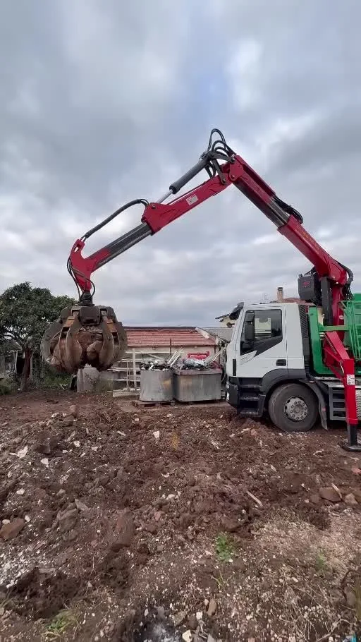 Il ragno Smaltitaly con benna a polipo durante una lavorazione in cantiere