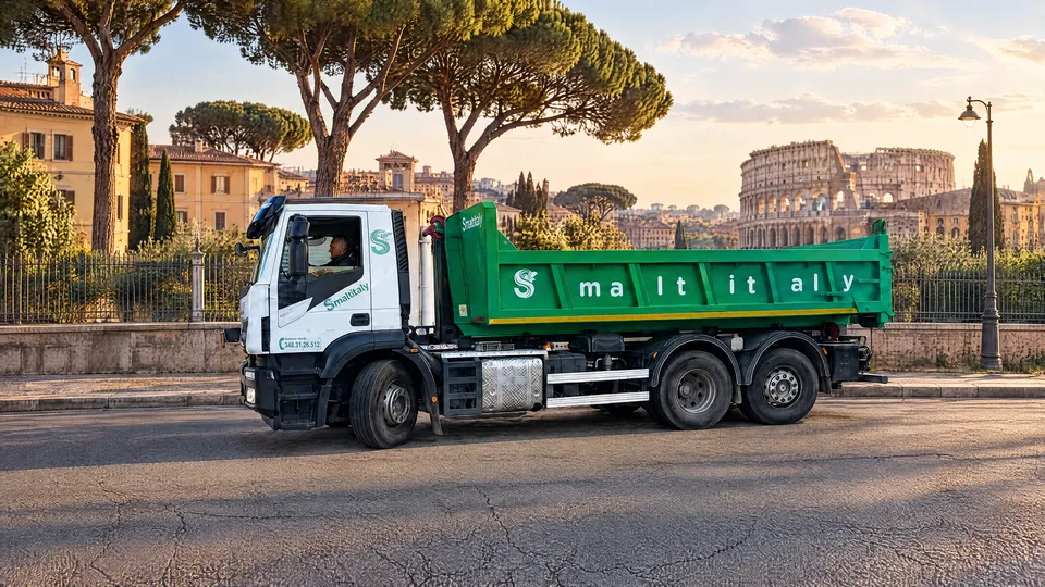 Mezzo Smaltitaly: Ritiro e trasporto, fotografia 4K con ambientazione romana