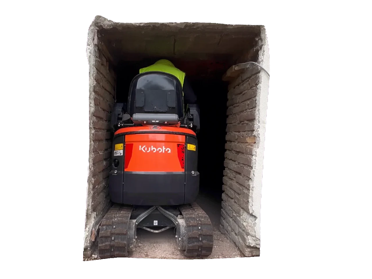 Animazione illustrativa: un microescavatore Kubota attraversa lentamente una porta in muratura