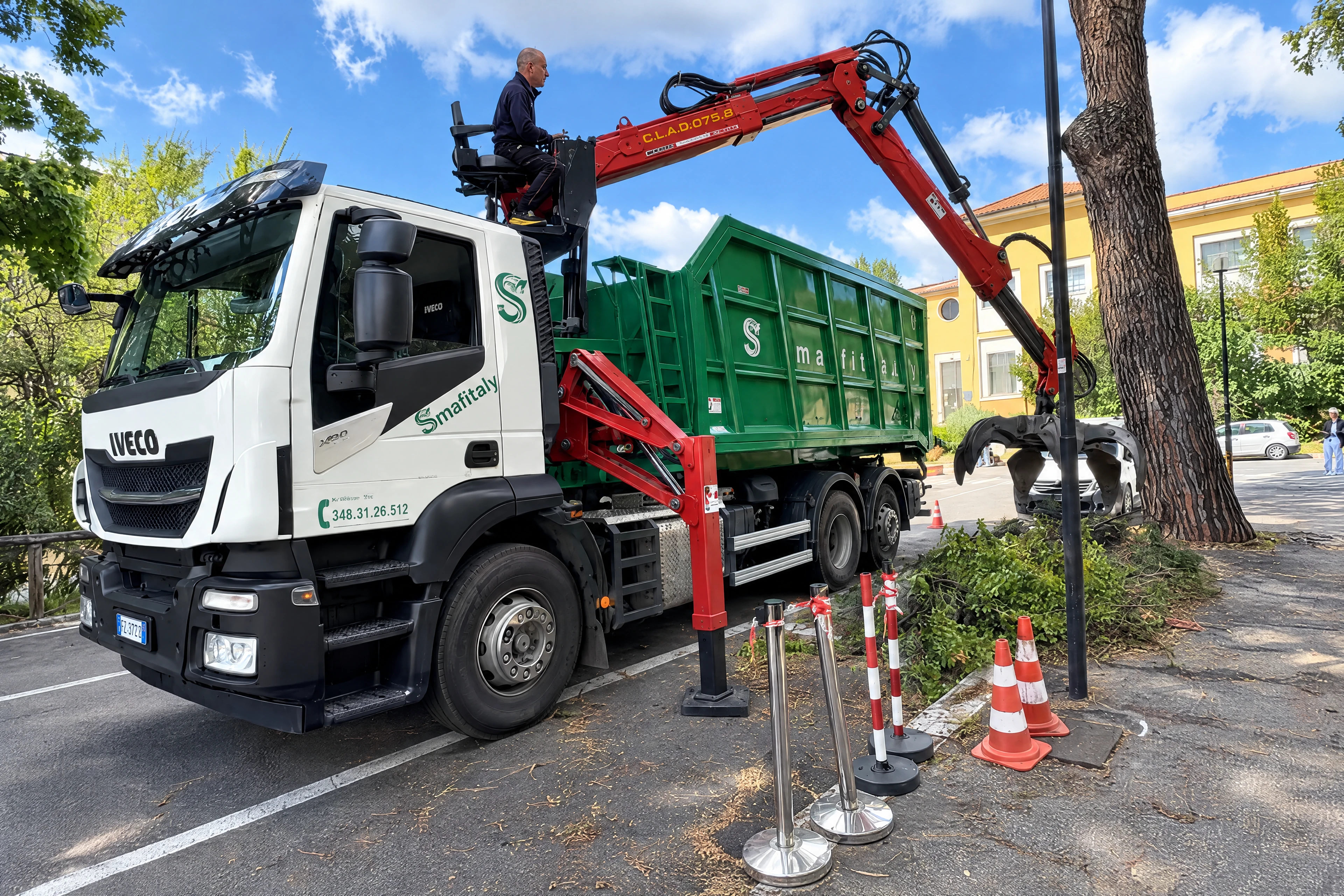 Il camion Iveco Smaltitaly con cassone verde e ragno rosso al lavoro