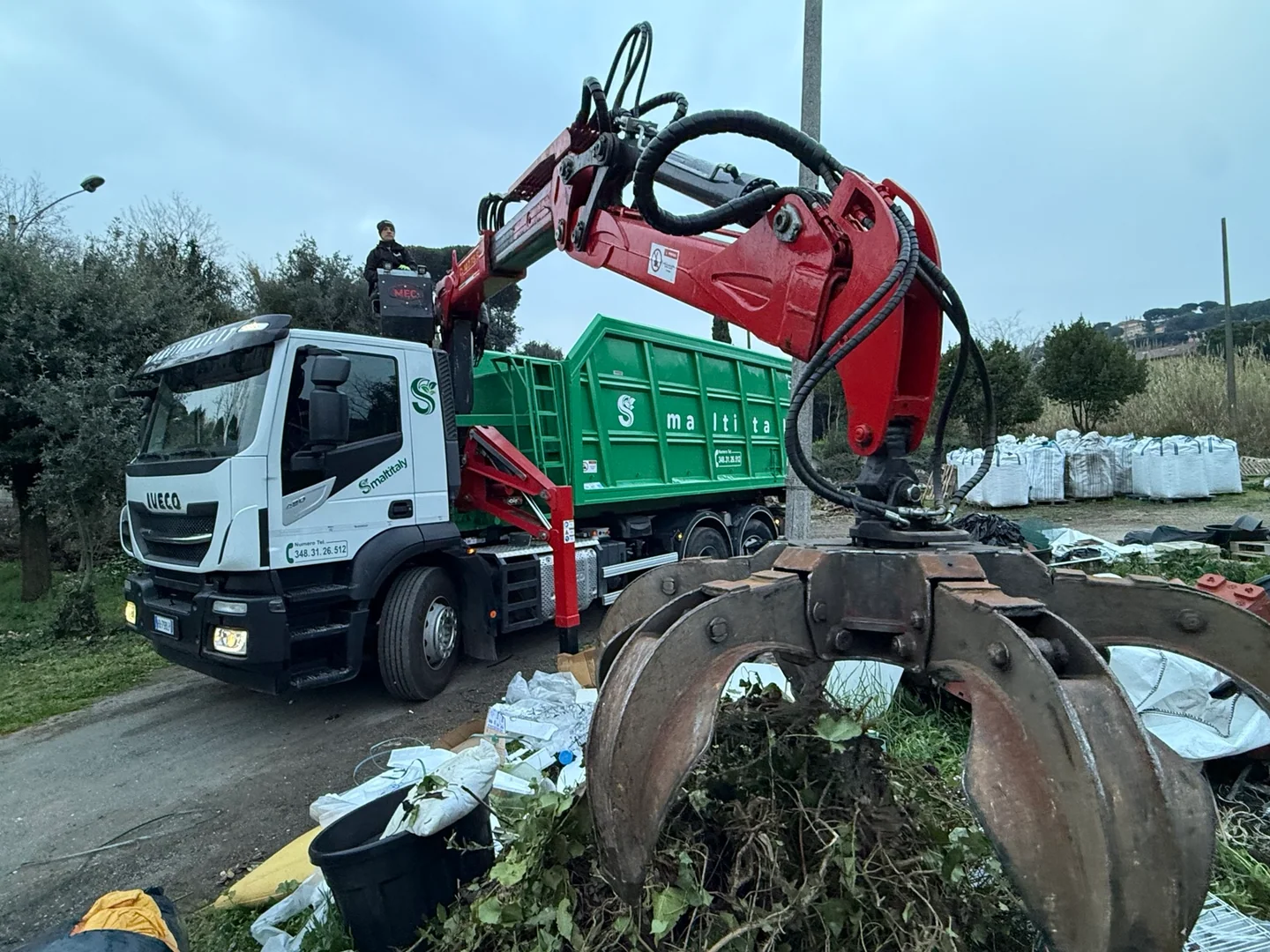 Camion Iveco Smaltitaly con cassone verde e ragno rosso con benna a polipo